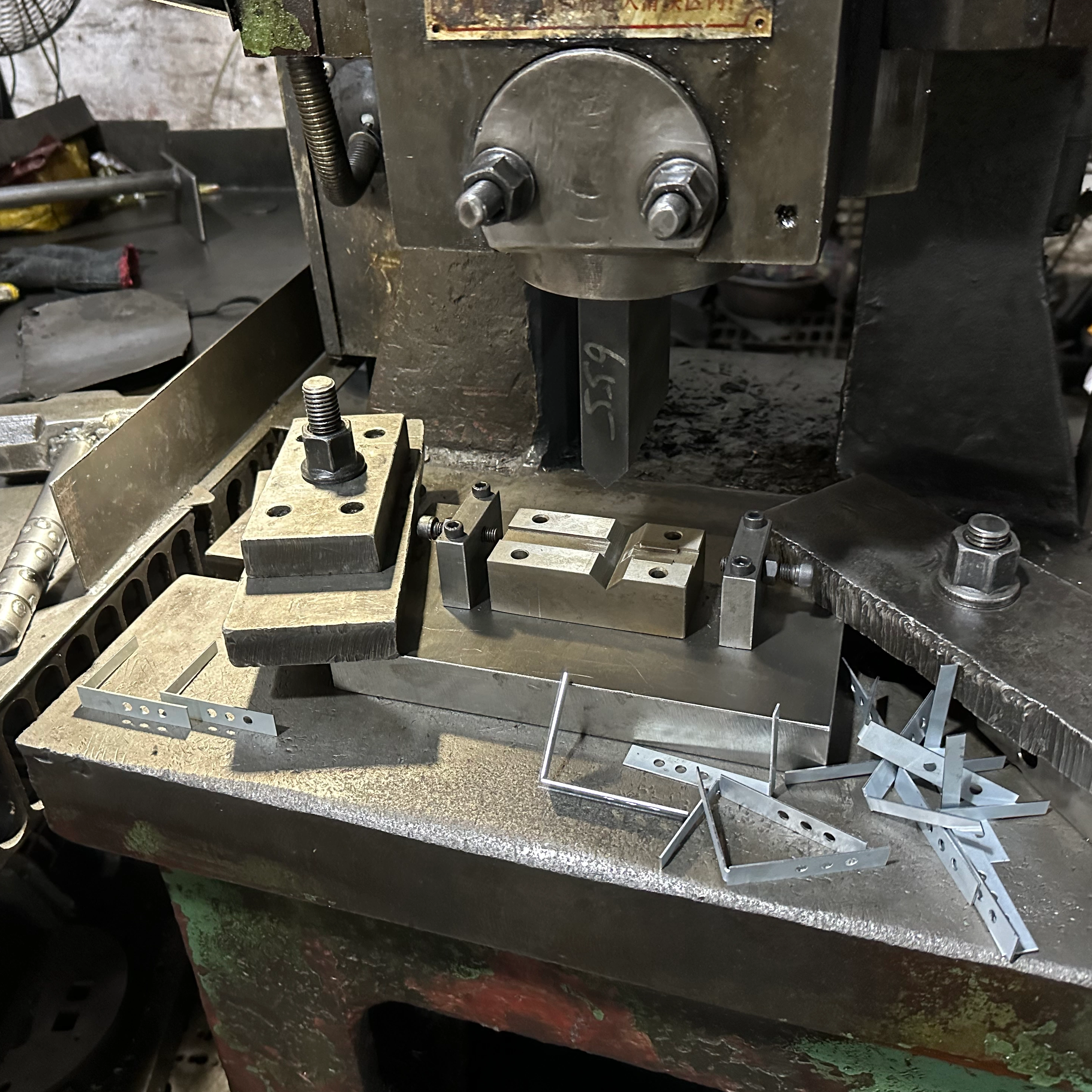 Изучение мастерства изготовления дверных петель: акцент на деревянные дверные петли и поворотные петли для деревянных дверей