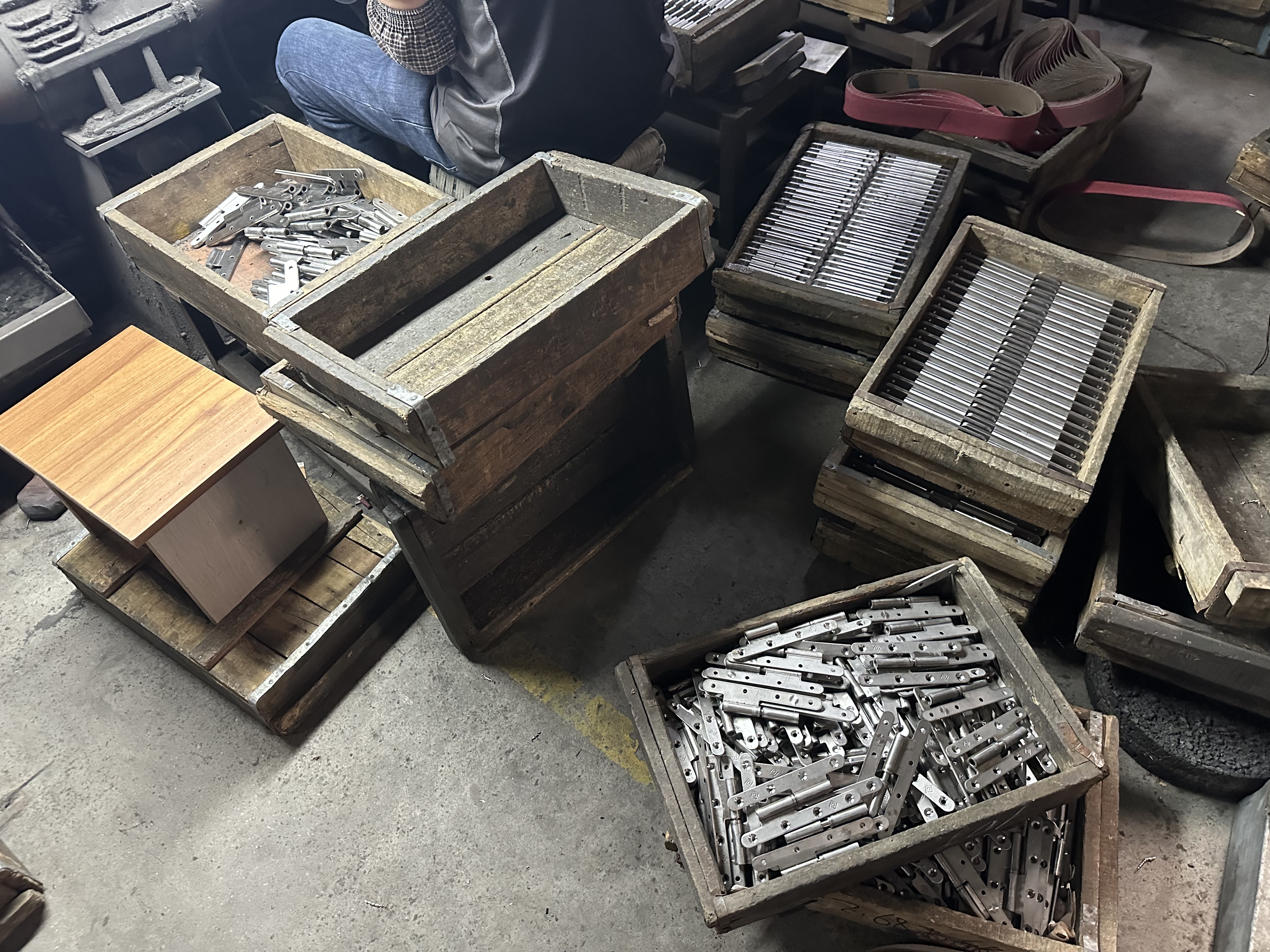 INF Hardware – подъемные петли для французского рынка