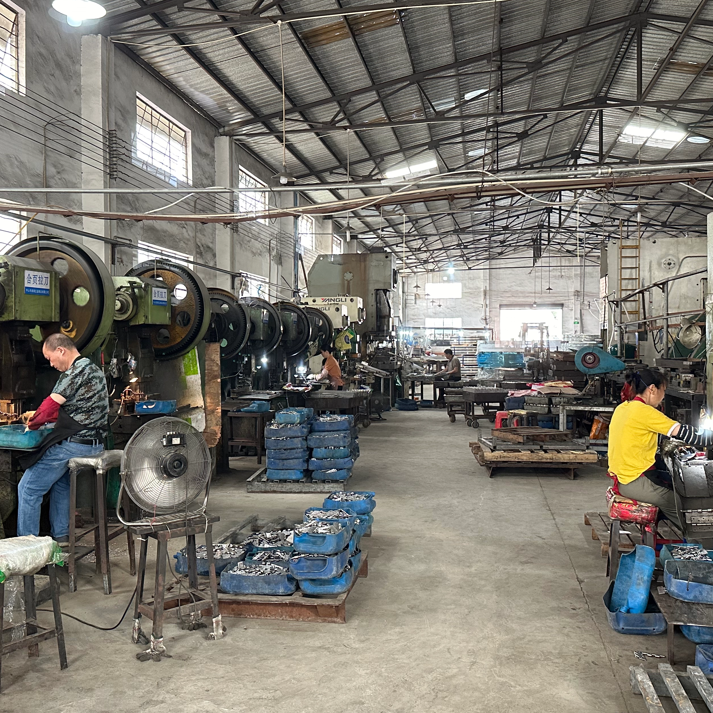 Быстрое и простое решение: как подтянуть ослабленный рычаг дверной ручки