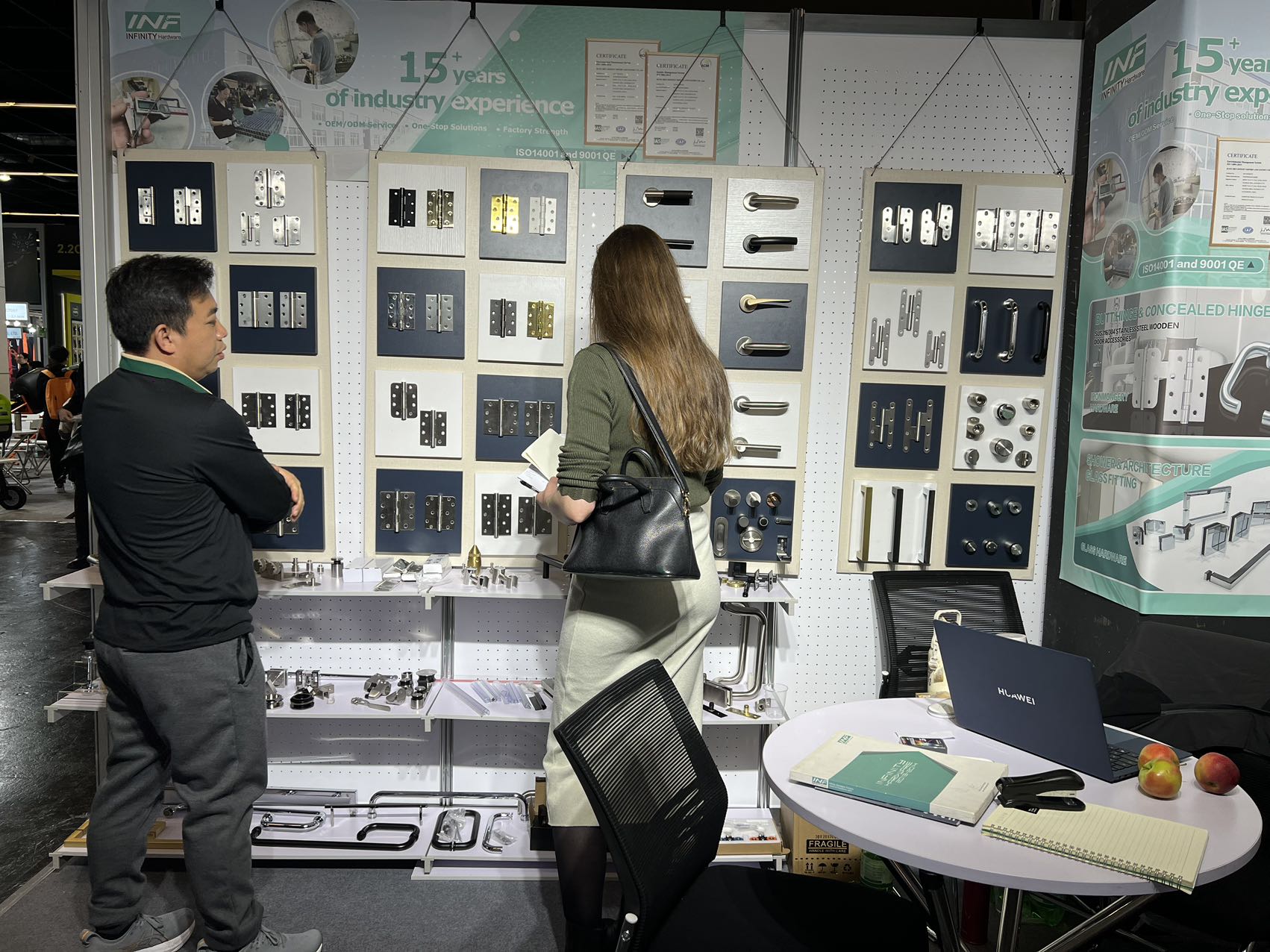 Как снять, затянуть и починить дверную ручку с рычагом?